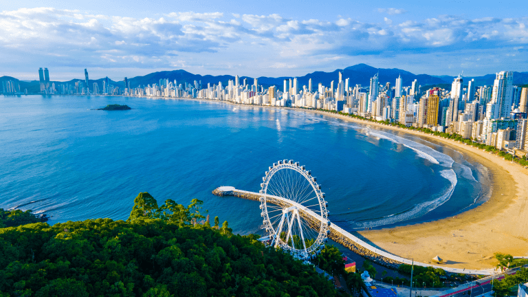 Roda-gigante e skyline de Balneário Camboriú - Vista panorâmica