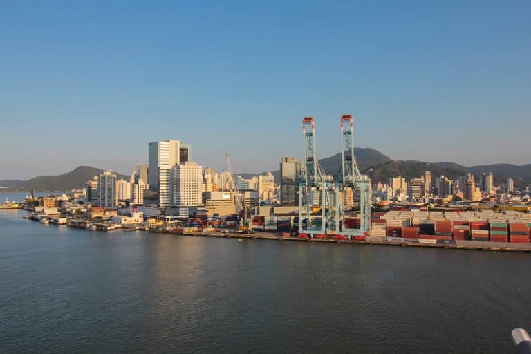 Porto de Itajaí e movimentação de navios, evidenciando a economia forte