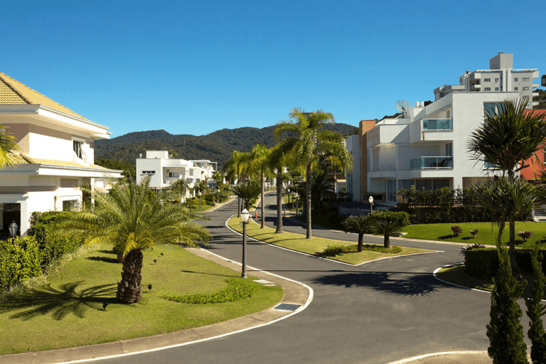 Vista aérea do Condomínio Porto Riviera em Itajaí, mostrando a ampla área verde e a infraestrutura de alto padrão.