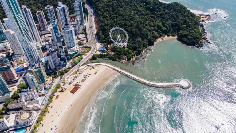 Imagem de drone do Molhe da Barra Sul e da roda-gigante em Balneário Camboriú