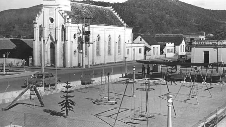 Imagem histórica em preto e branco de Itajaí, mostrando ruas coloniais e edificações antigas que evidenciam a rica história e herança cultural da cidade no litoral de Santa Catarina